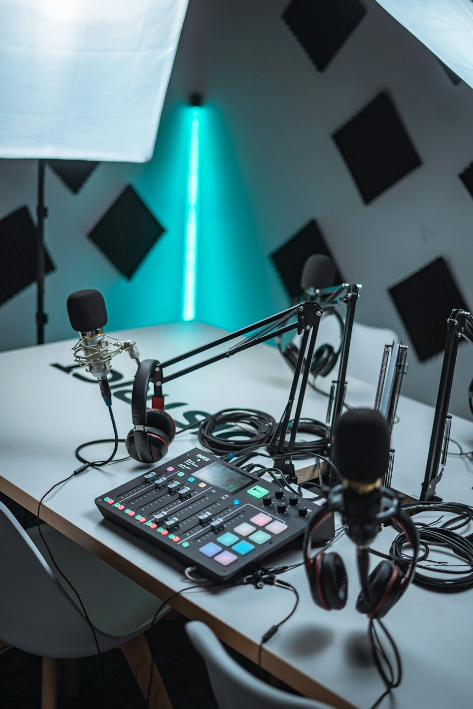 Professionelles Podcast-Studio mit Mikrofonen und Audiomischer.