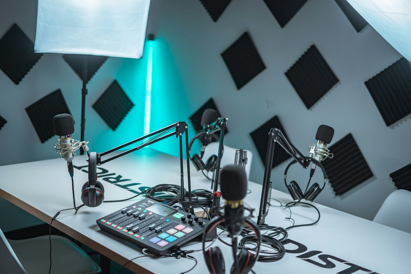 Podcast-Studio mit Mikrofonen, Kopfhörern und Audiomischer.